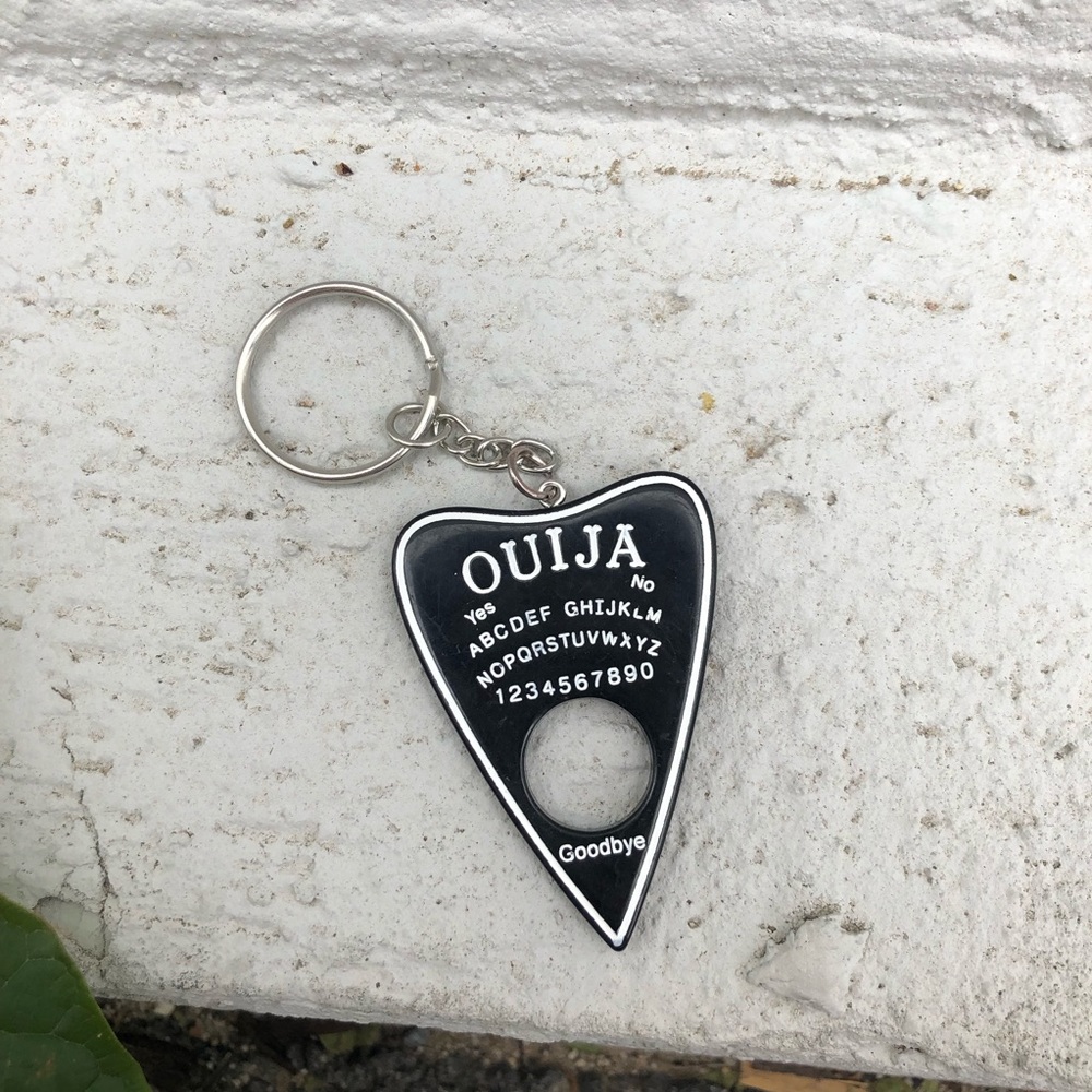 Ouija planchette keychain! 🖤
